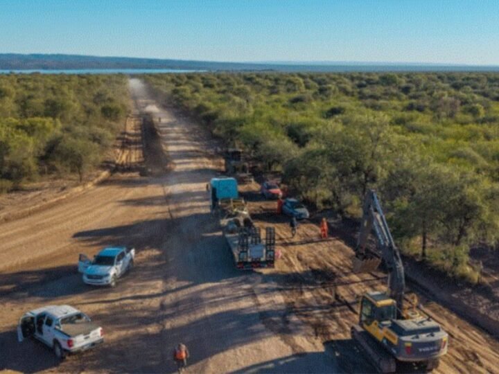 Espejo de agua, asfalto y futuro: El avance de las obras que transforman el perilago de Cruz del Eje
